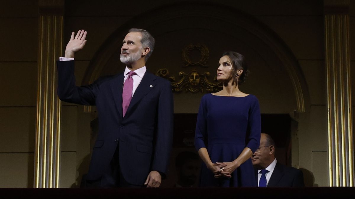 Los reyes Felipe y Letizia, entre figuras políticas y música de Verdi en la gran noche del Real