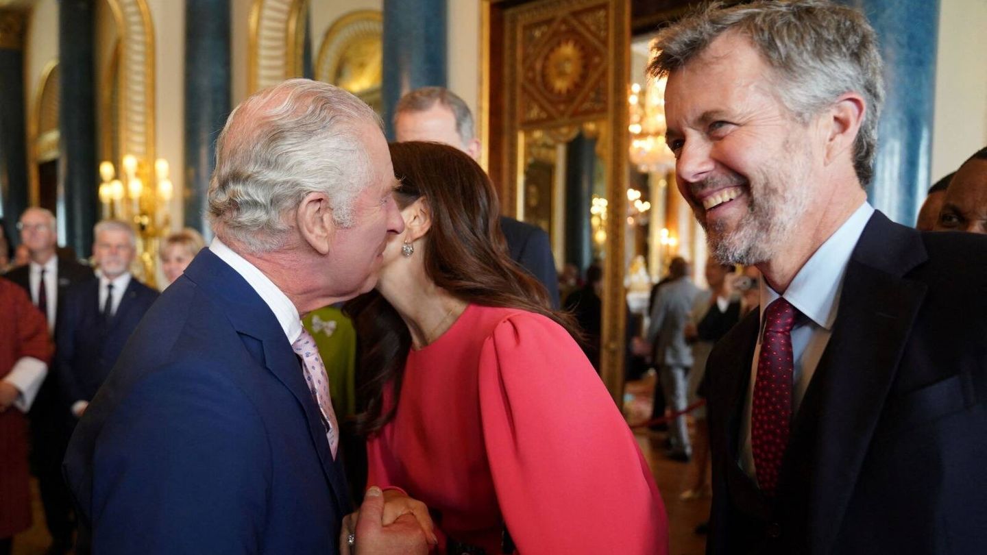 El rey Carlos III saludando a Mary y Federico de Dinamarca. (Reuters)