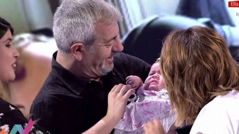 Carlos Sobera se emociona con el primer bebé de 'First Dates' 