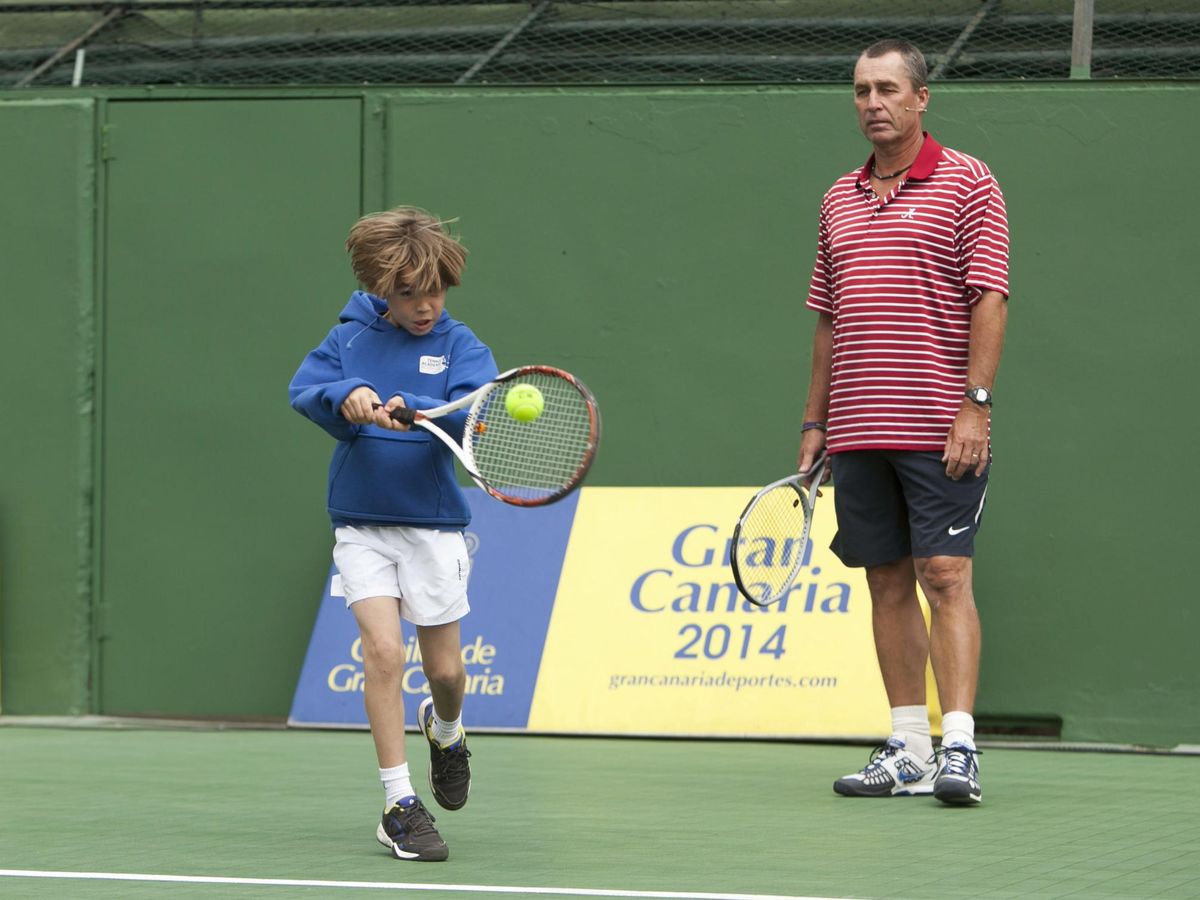Foto: El extenista Iván Lendl en una escuela de tenis de Gran Canaria. (EFE)