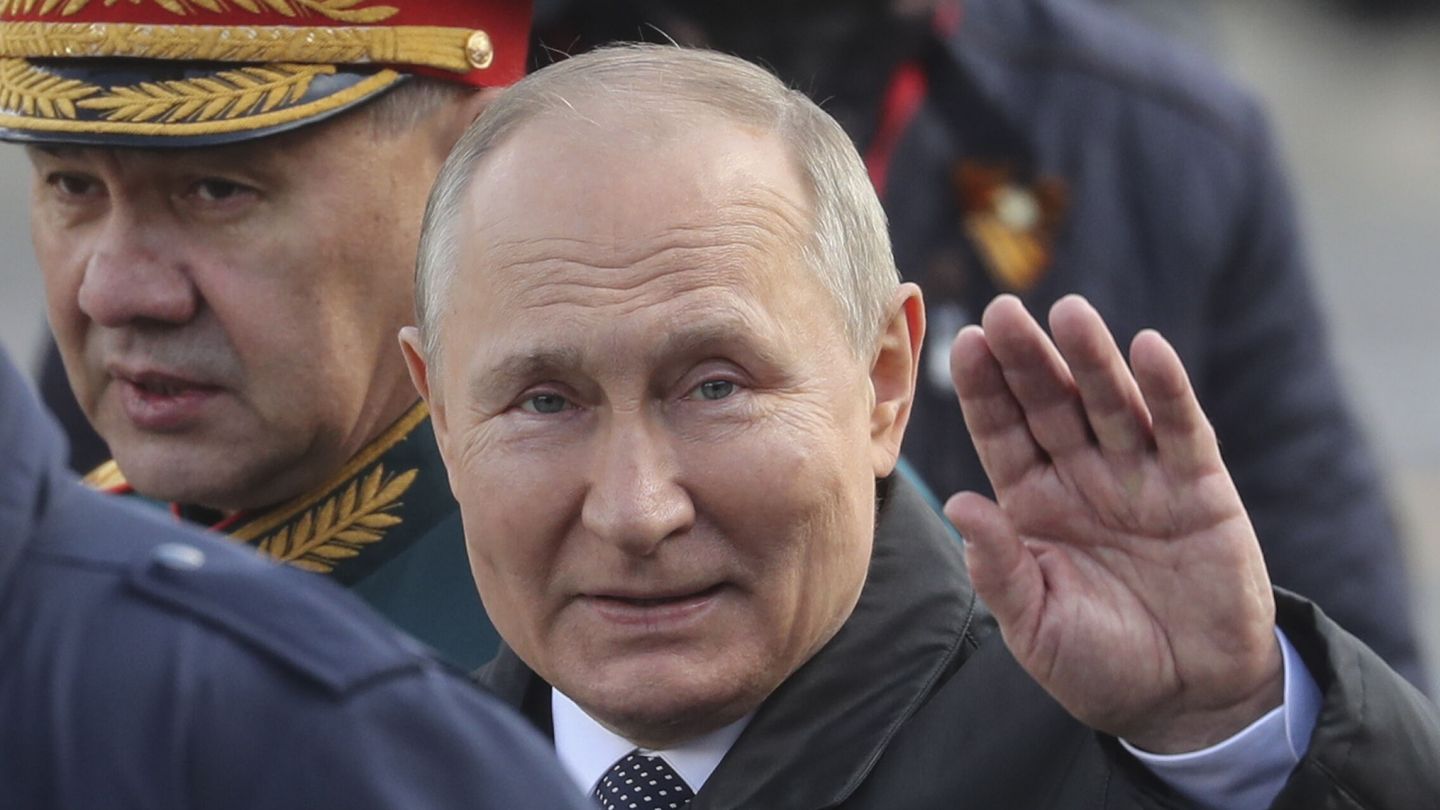 El presidente ruso, Vladímir Putin, durante el desfile hoy. (Reuters)