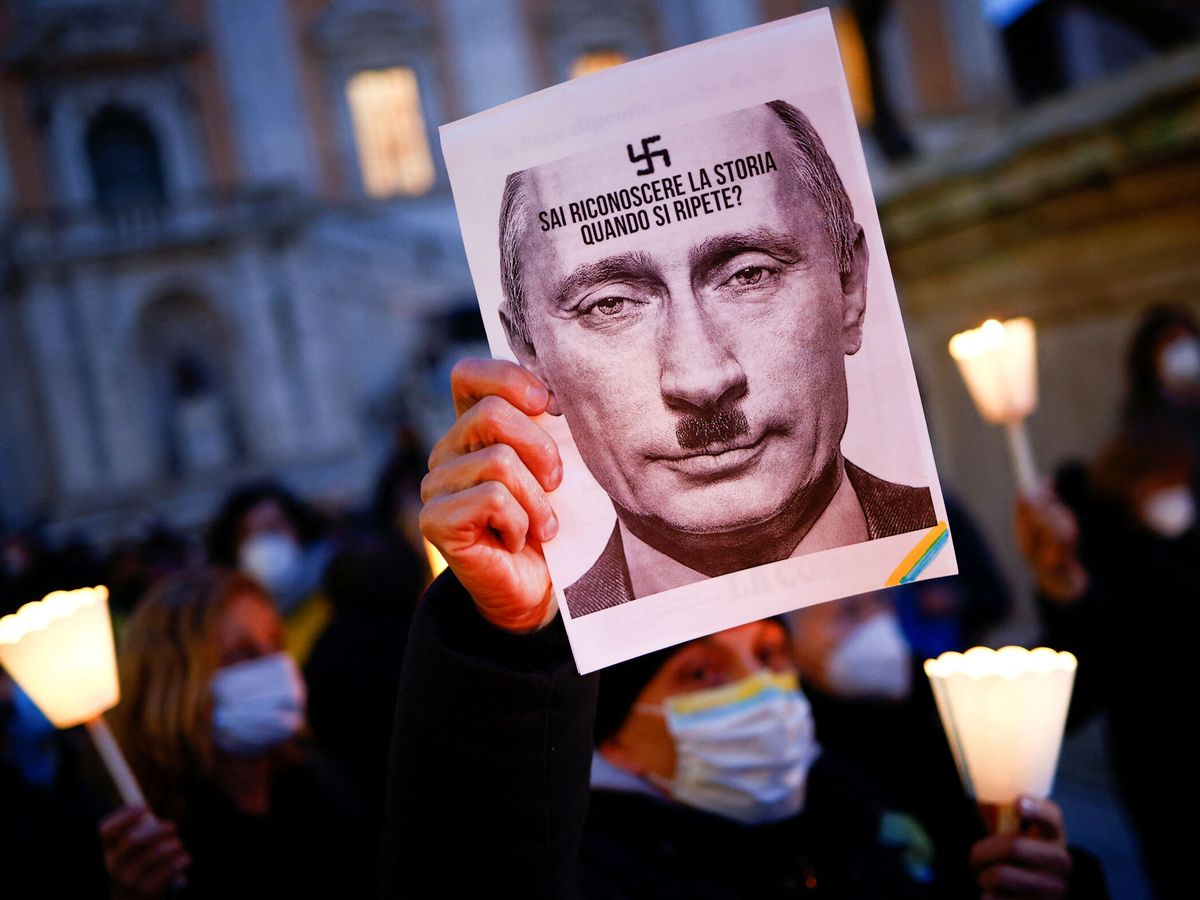 Foto: El cartel de una protesta contra Putin. (Reuters:Guglielmo Mangiapane)