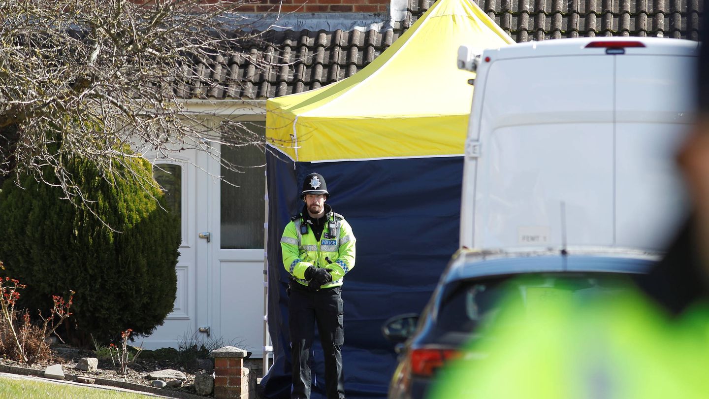 Un agente ante la vivienda de Serguéi Skripal, en Salisbury, Reino Unido. (Reuters)