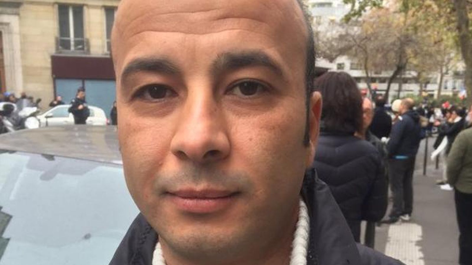 Foto: Safer, el camarero musulmán que salvó la vida a dos mujeres en un restaurante de París (JAMES LONGMAN)
