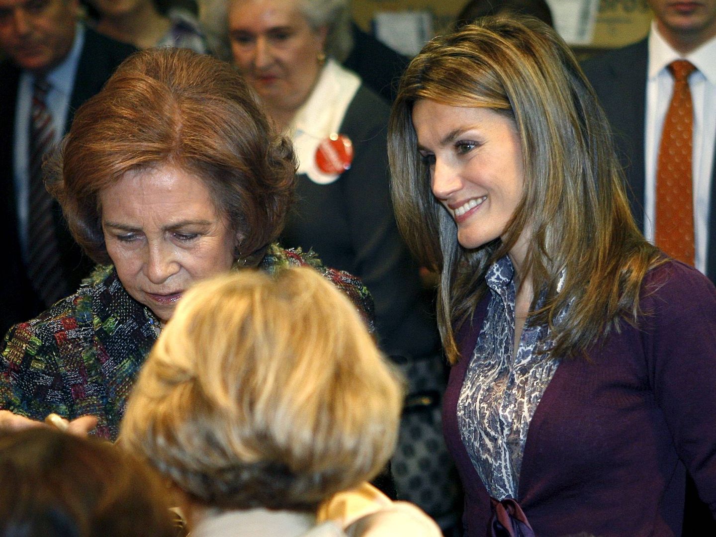 Doña Sofía y Doña Letizia, en el rastrillo en 2009. (EFE)