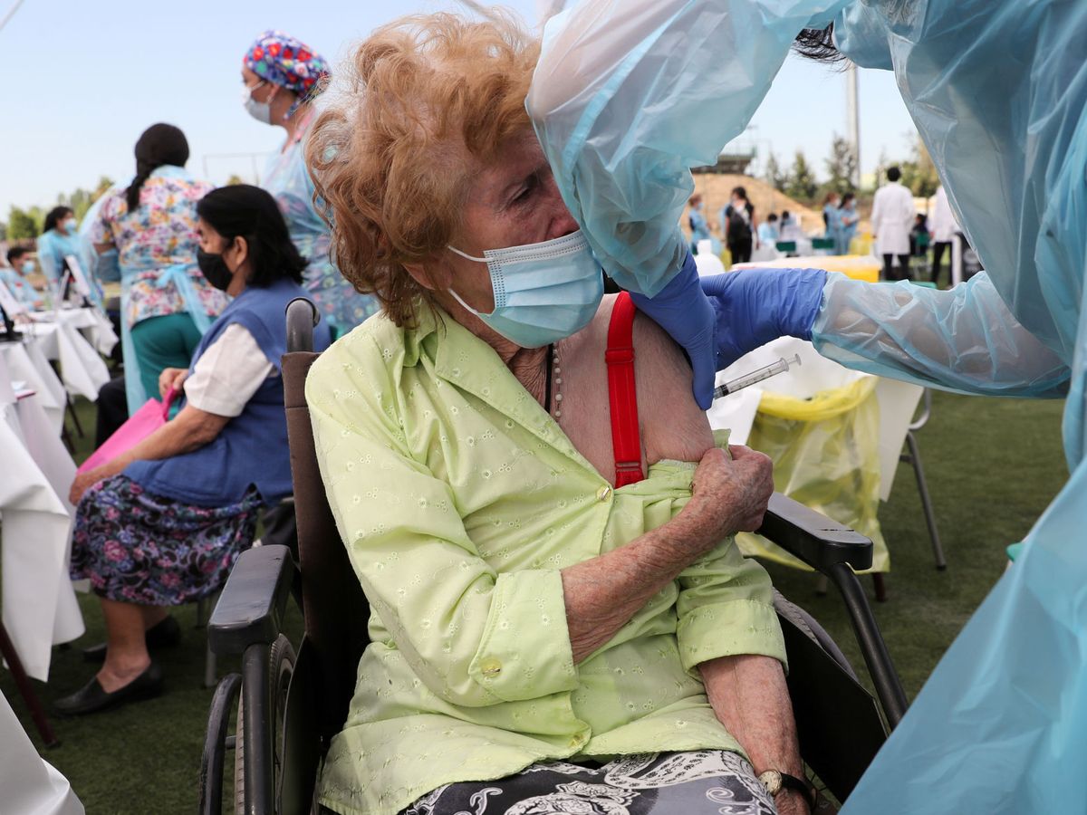 Foto: Una trabajadora sanitaria administra una dosis de la vacuna contra el covid-19 de Sinovac en Santiago de Chile. (Reuters)
