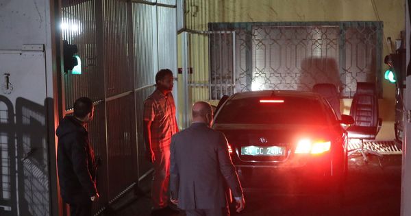 Foto: La policía forense turca inspecciona los coches oficiales aparcados en la parte trasera del consulado saudí. (EFE)