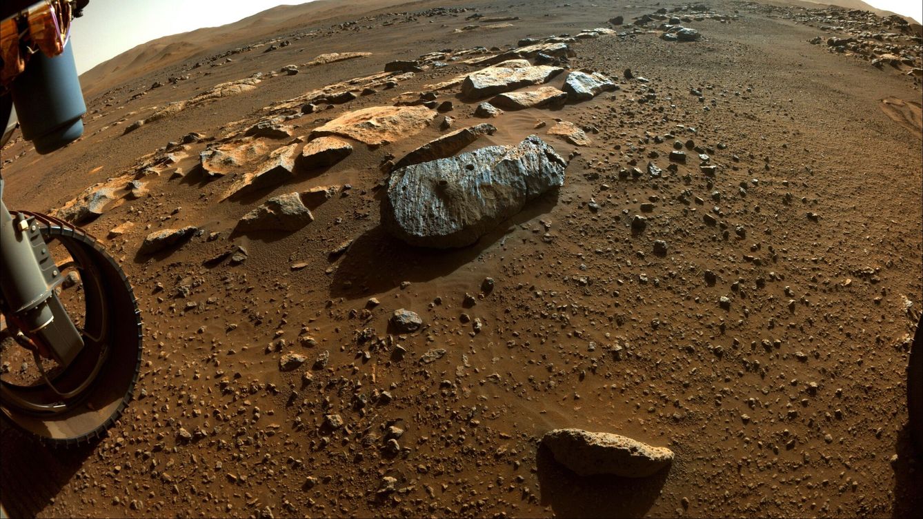 Perseverance recogerá muestras de suelo marciano con la idea de analizarlos en la Tierra para buscar evidencia de vida fosilizada.