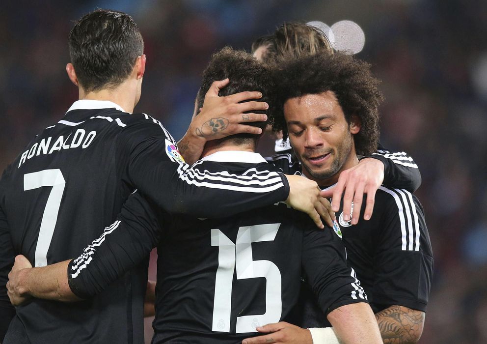 Foto: Los jugadores del Real Madrid celebran uno de los goles de Cristiano Ronaldo en Almería.