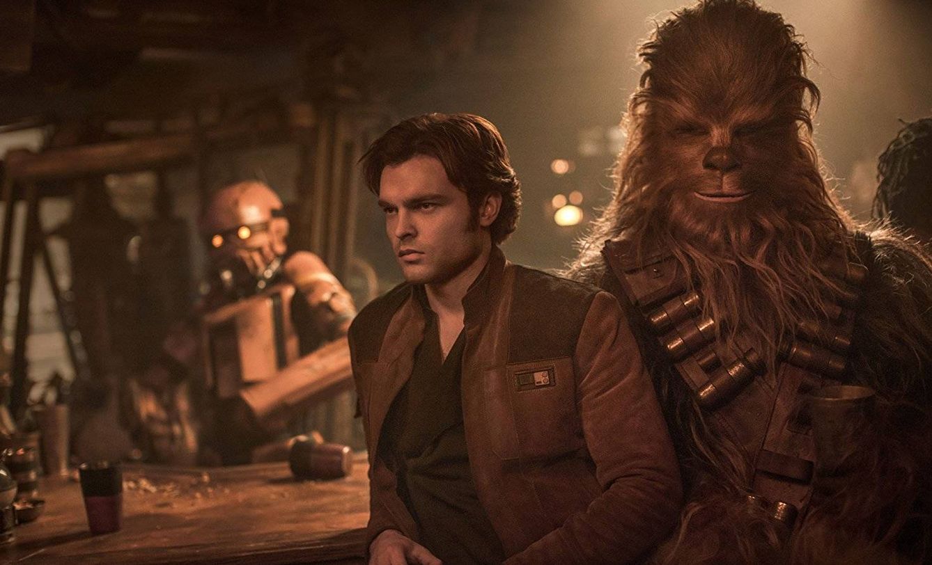 Alden Ehrenreich y Joonas Suotamo en 'Solo: una historia de Star Wars'. (Disney)