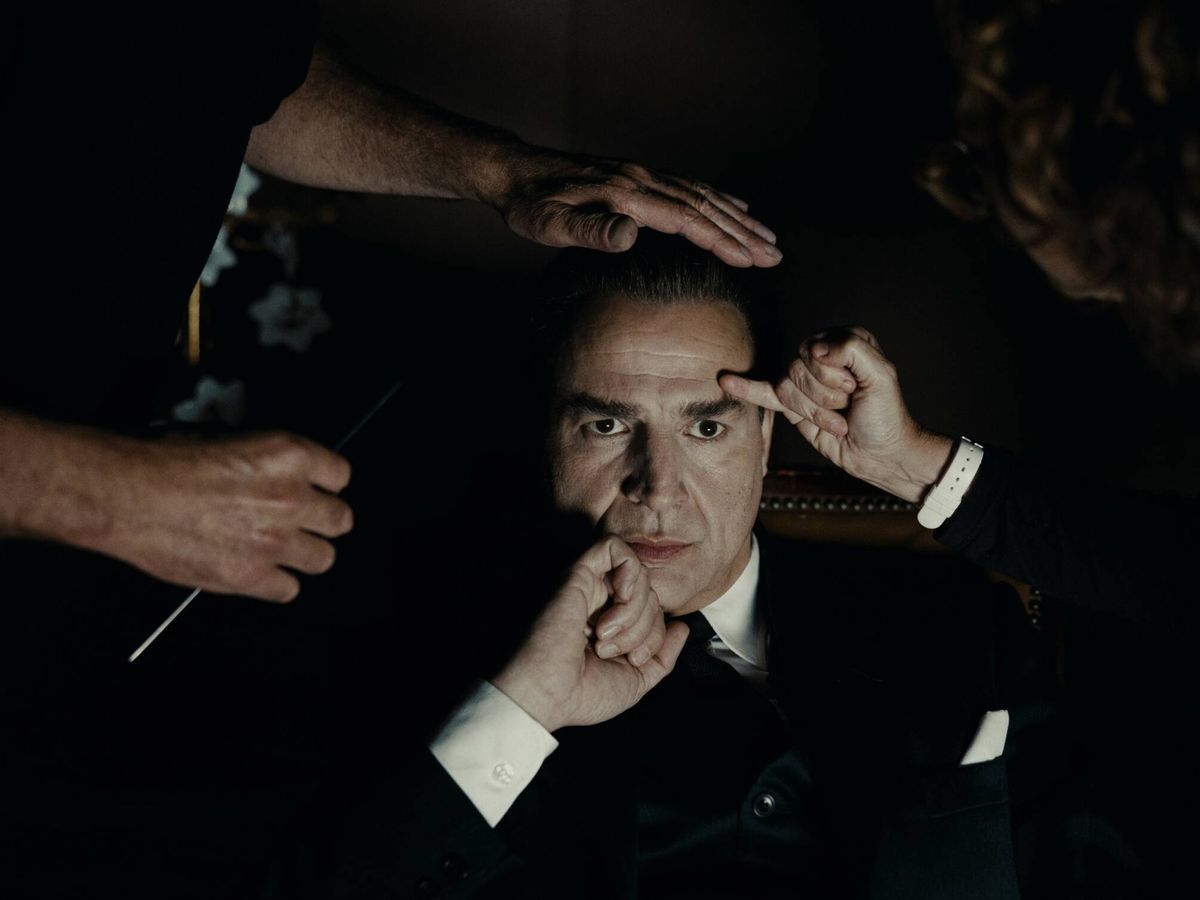 Foto: Alberto San Juan interpreta a Cristóbal Balenciaga. (Disney+)