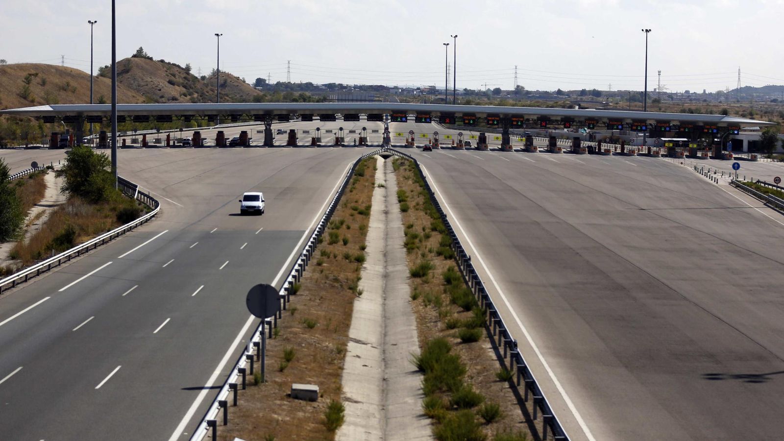 Foto: Un coche circula por la autopista radial R-3 en Madrid. (Reuters)
