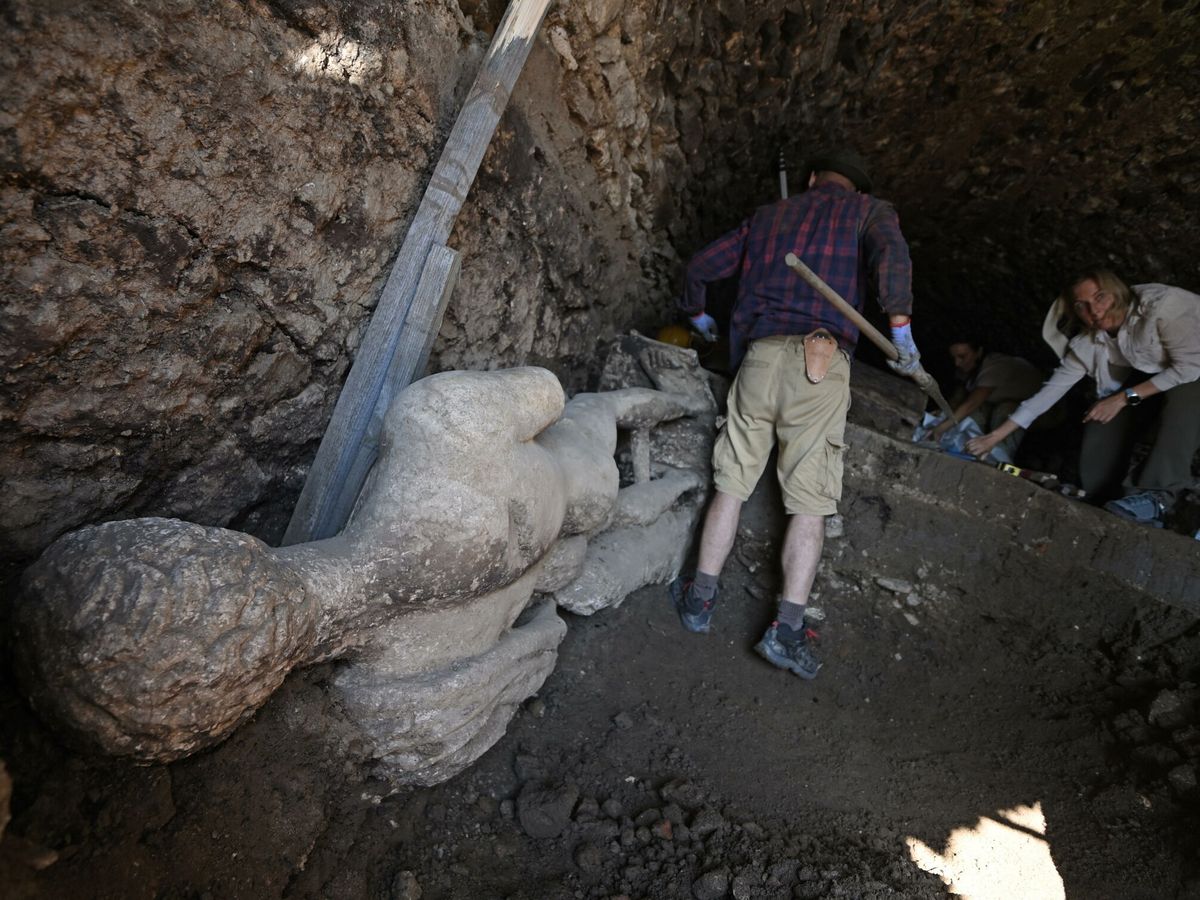 Foto: Unos arqueólogos trabajan junto a la estatua recientemente descubierta en la antigua ciudad de Heraclea Síntica, en Bulgaria. EFE / VASSIL DONEV