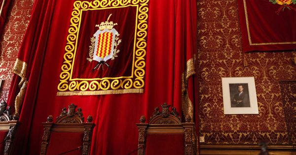Foto: Tarragona quita el gran retrato del rey de sala de plenos. (EFE)
