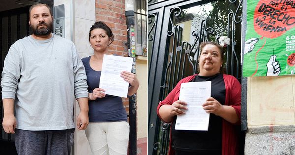Foto: Sandra junto a su marido, con el contrato que firmaron, y Rosa en el portal de su casa. (M.Z.)