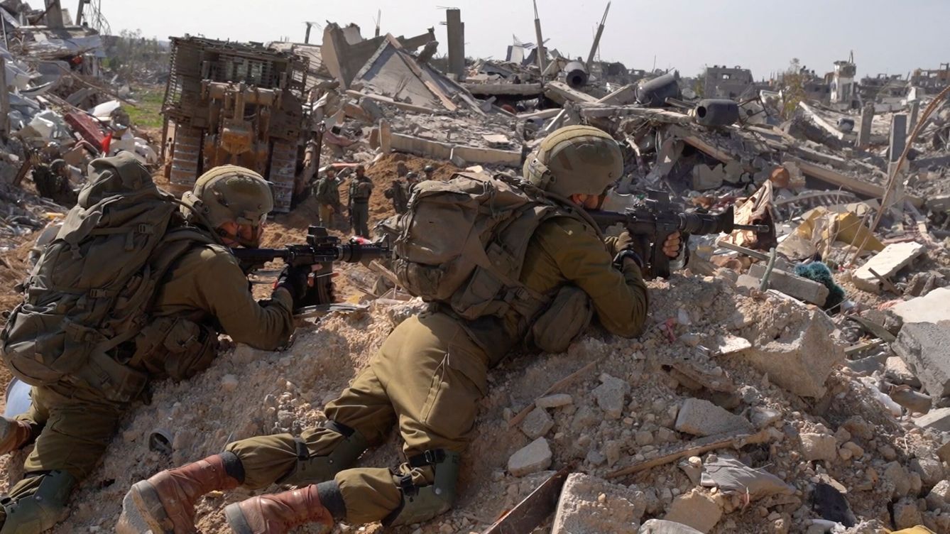 Foto: Soldados israelíes operan entre las ruinas de edificios en la Franja de Gaza. (Reuters/Fuerzas de Defensa de Israel)