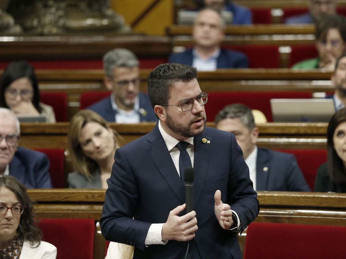 Foto: Pere Aragonès en una sesión de control al Govern en el Parlament. (EFE/Andreu Dalmau)