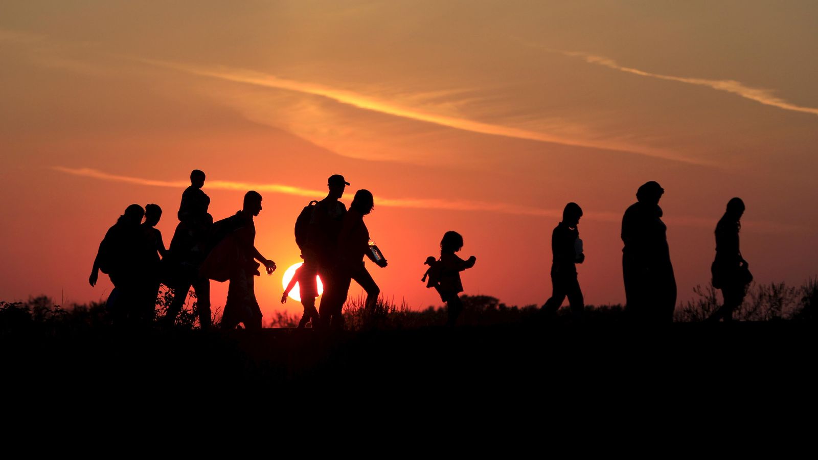 Foto: Un grupo de inmigrantes cruza la frontera entre Macedonia y Hungría por el paso de Roszke. (Reuters)