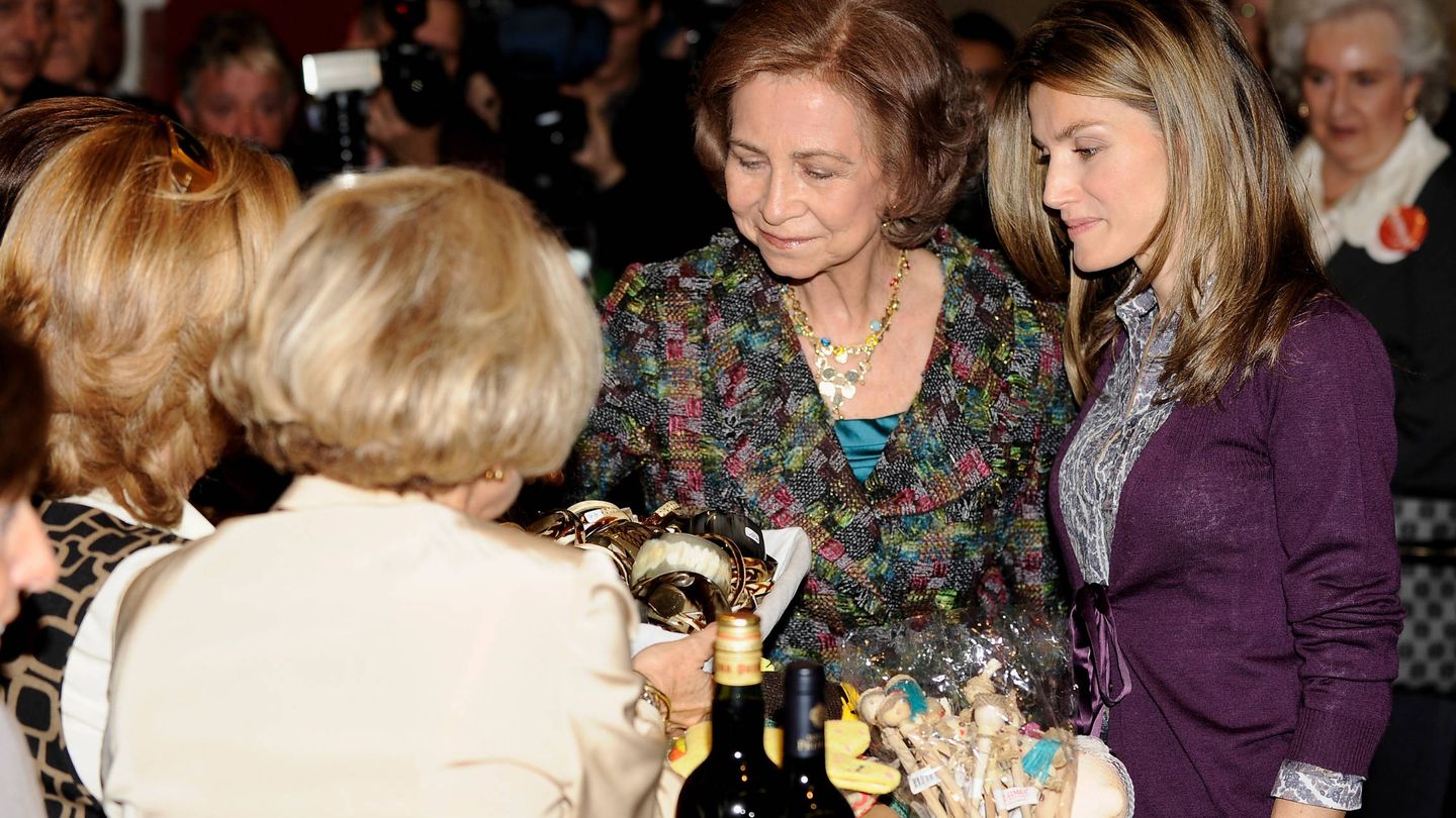 Doña Letizia y la reina Sofía, en una de sus visitas al rastrillo Nuevo Futuro. (Getty)