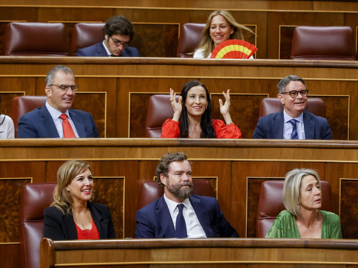 Foto: Iván Espinosa de los Monteros entre Patricia Rueda e Inés Cañizares en el Congreso de los Diputados. (EFE/Javier Lizón)