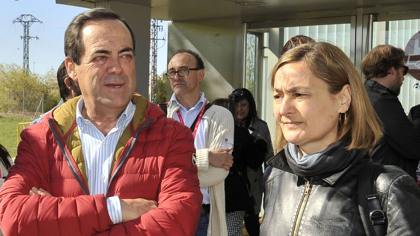 Luz Rodríguez y el expresidente manchego Pepe Bono, el pasado 25 de abril en Albacete. (EFE)
