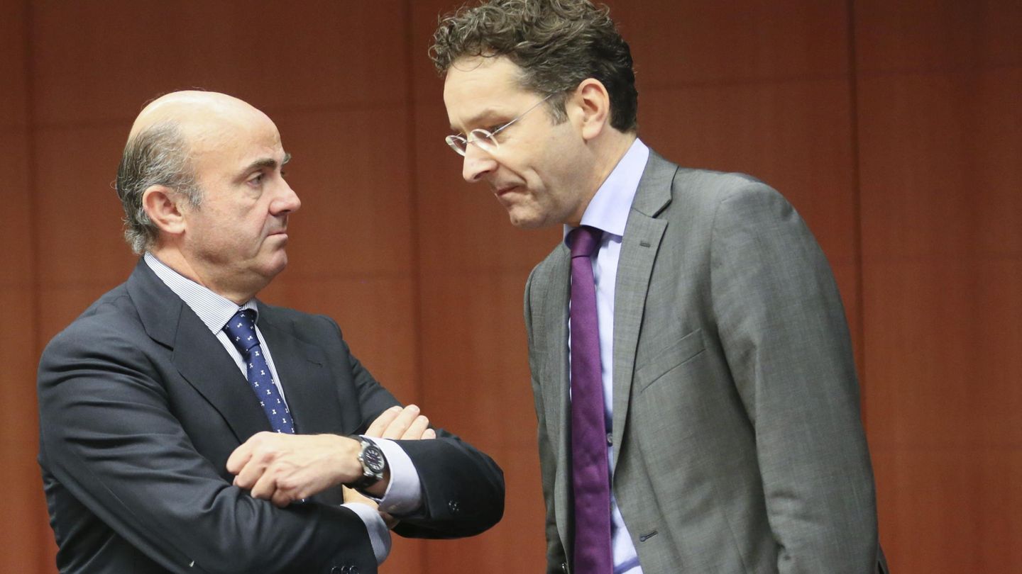  El ministro español de Economía, Luis de Guindos (i), charla con el presidente del Eurogrupo, el holandés Jeroen Dijsselbloem. (Efe)
