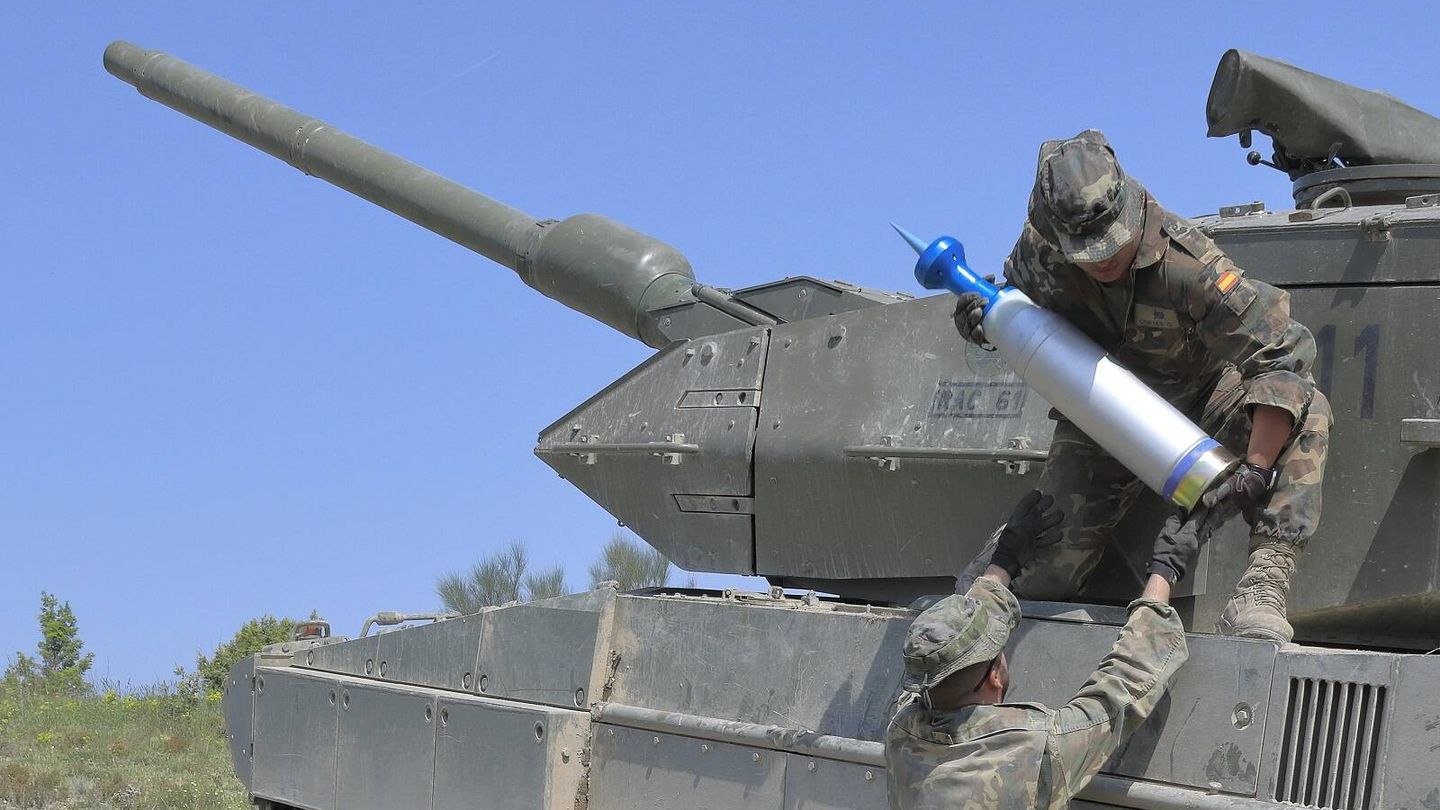 Tripulantes de un Leopardo 2E cargando munición flecha. (Juanjo Fernandez)