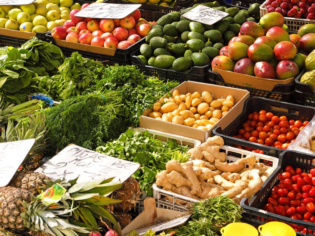 Foto: Puesto de frutas y verduras en un mercado municipal. (Freepik)