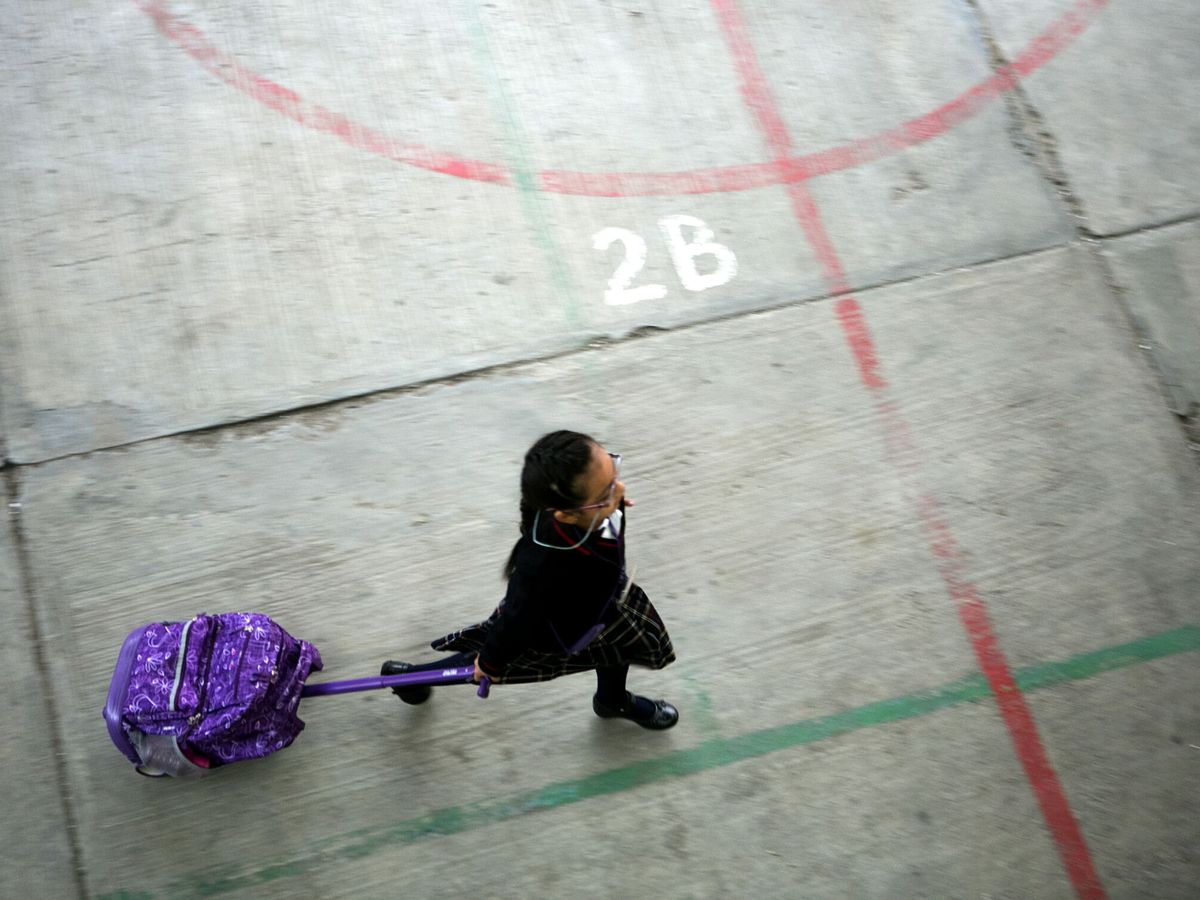 Foto: Una niña de camino al colegio en una imagen de archivo. (EFE/Mario Arturo Martínez)