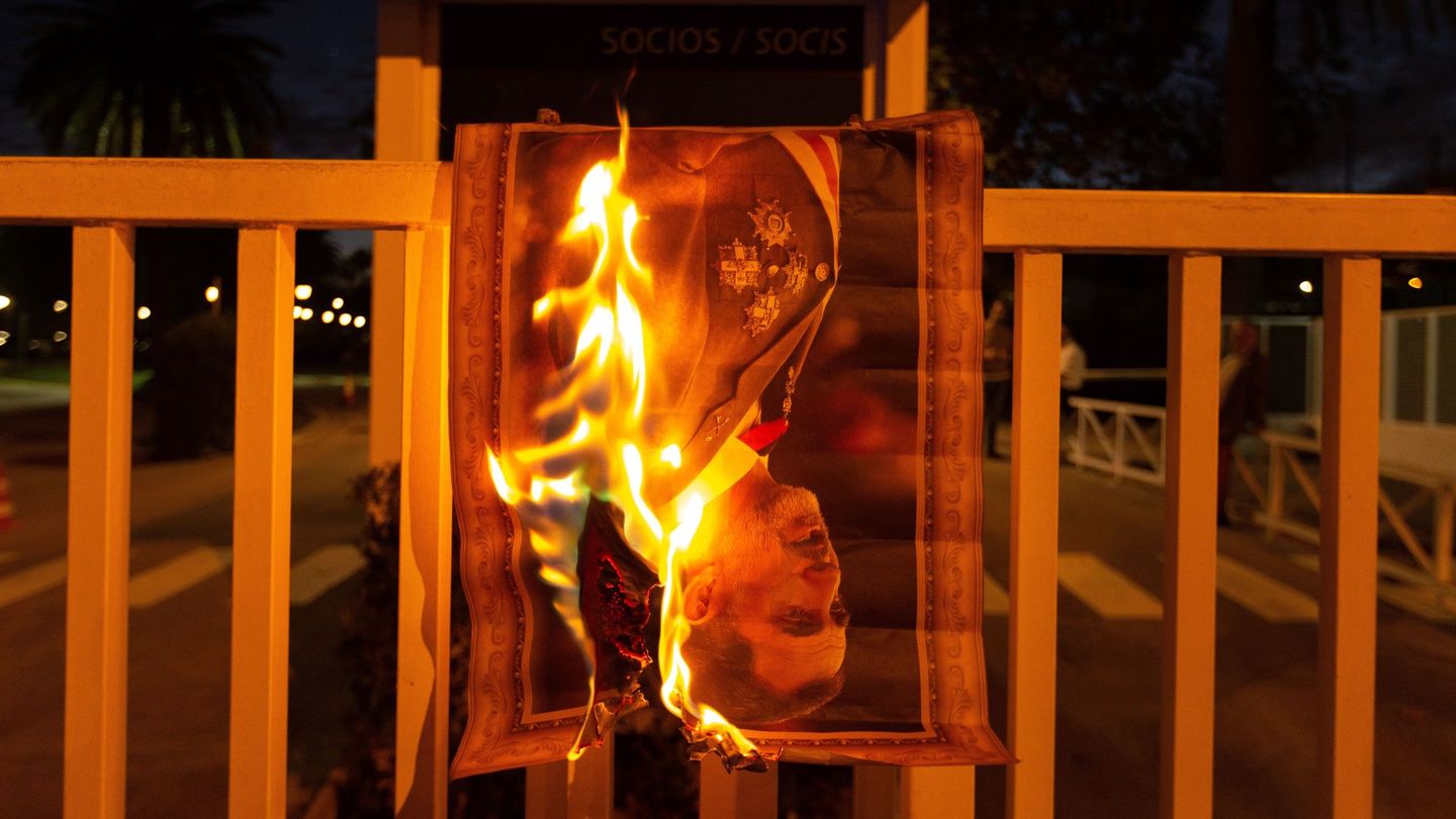 Una de las fotografías del Rey, ardiendo. (Reuters)