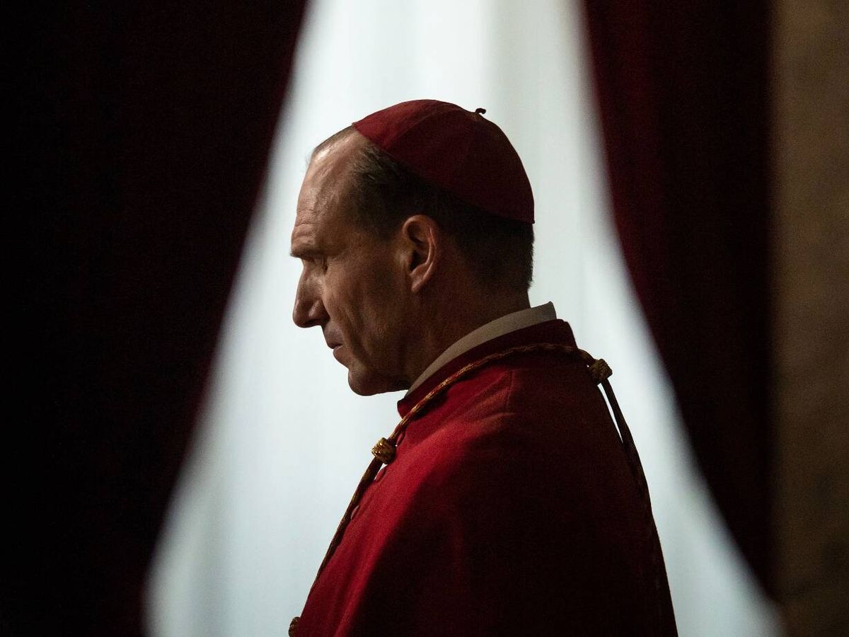 Foto: Ralph Fiennes interpreta al cardenal Lomeli en 'Cónclave'. (Focus Features)