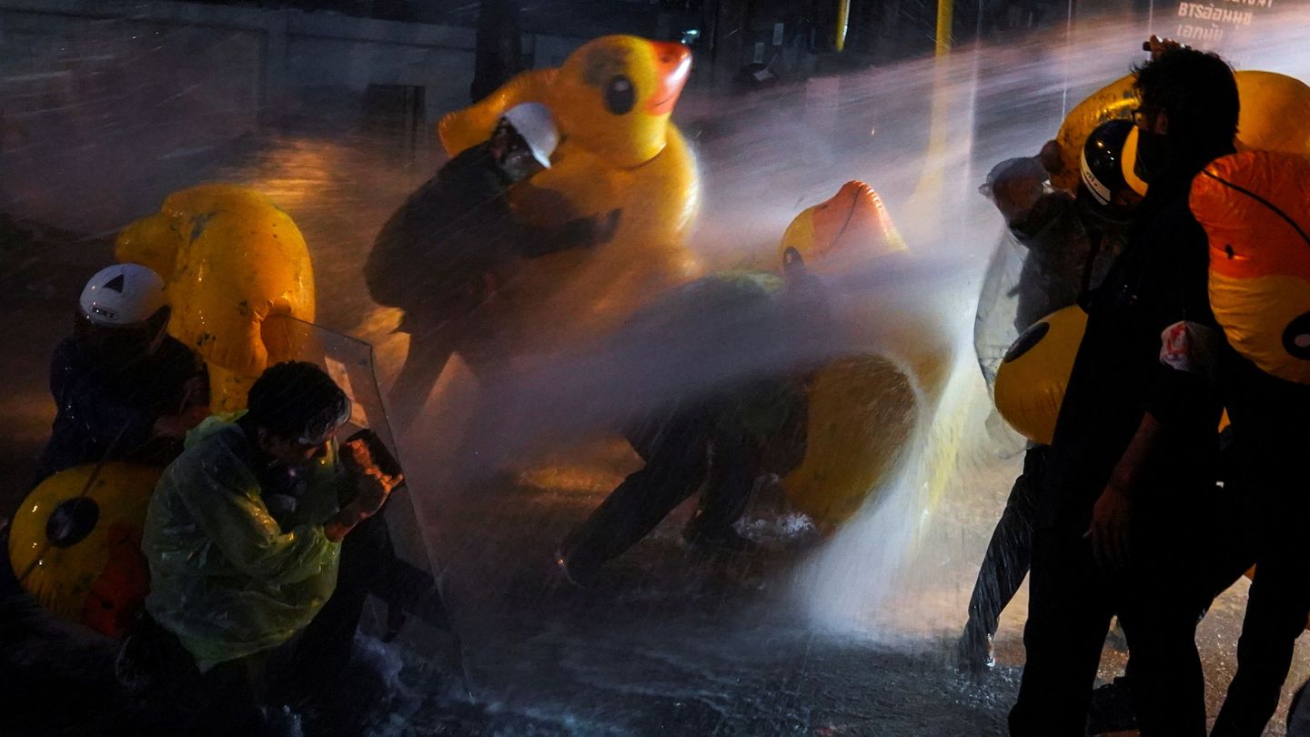 Manifestantes se enfrentan a los cañones de agua con patos de goma gigantes. (Reuters)