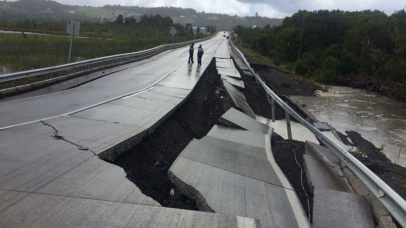 Foto: Carrera destruida en la isla de Chiloé, en Chile. (EFE)