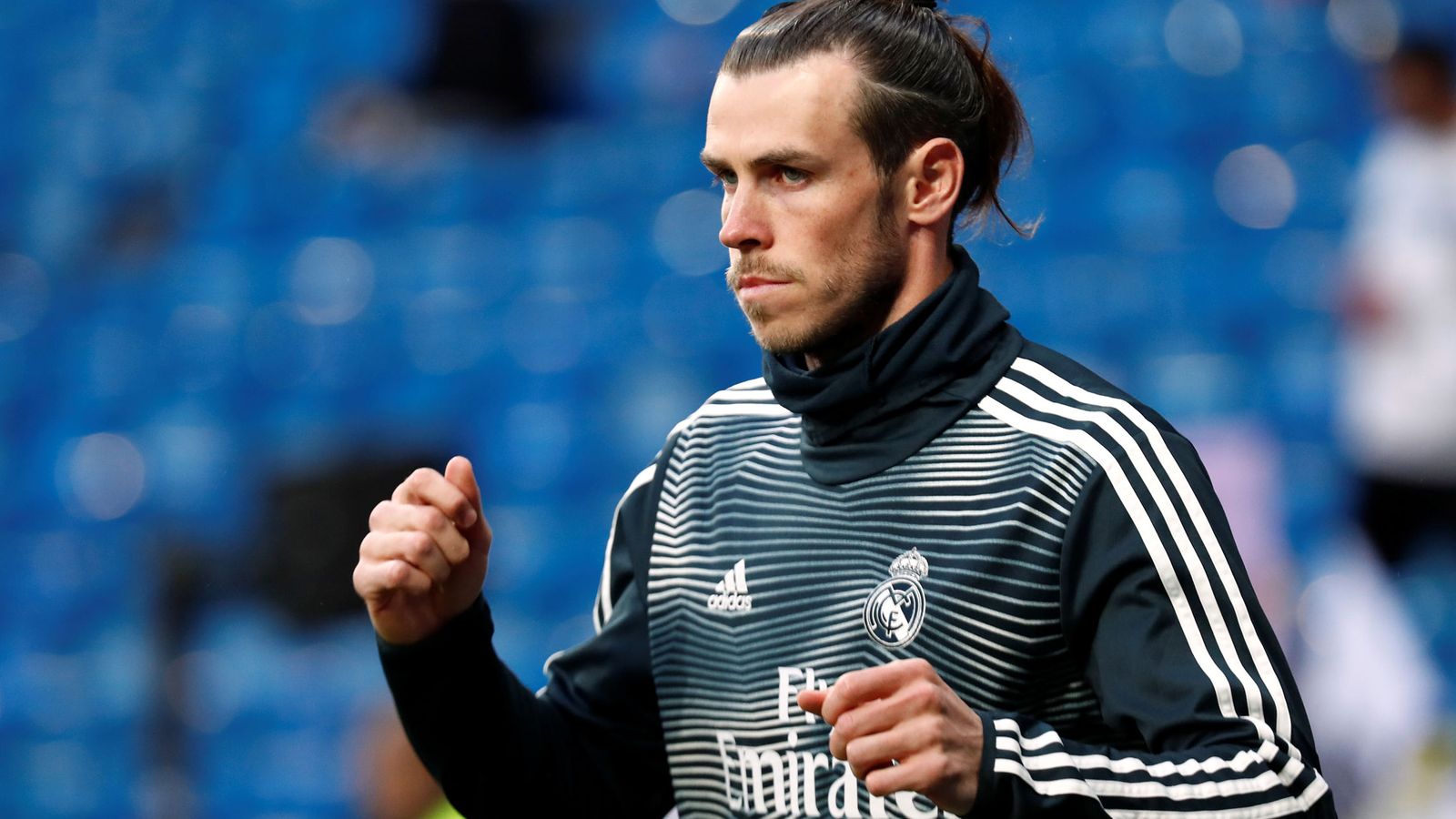 Foto: Gareth Bale, con gesto serio durante el calentamiento en el Bernabéu antes de jugar contra el Huesca. (EFE)