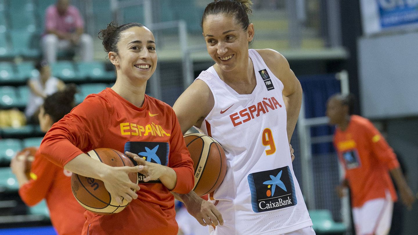 Laia Palau (d) junto a Silvia Domínguez antes de un partido de la selección española. (Federación Española de Baloncesto)