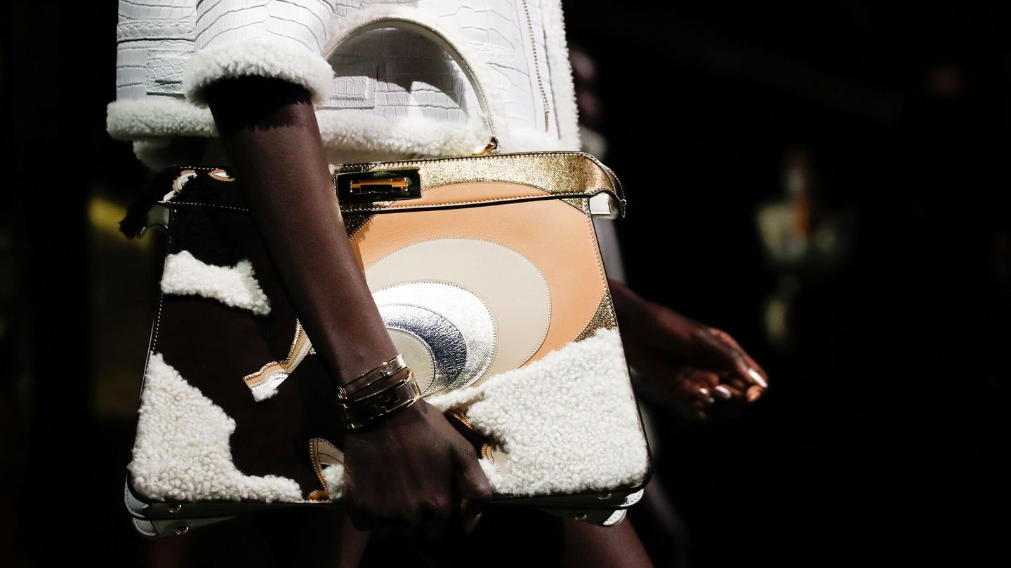 Un bolso de Fendi, en la pasarela de Milán. (Reuters/Alessandro Garofalo)