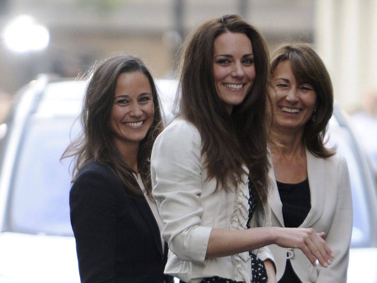 Foto: Kate Middleton junto a su hermana Pippa y su madre, Carole. (EFE/Frank May)