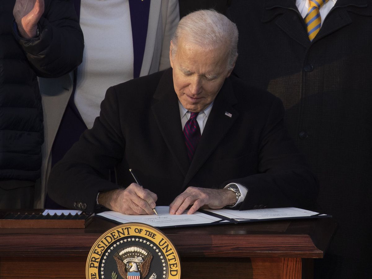 Foto: Joe Biden firma la ley del matrimonio igualitario en la Casa Blanca. (EFE/EPA/Michael Reynolds)