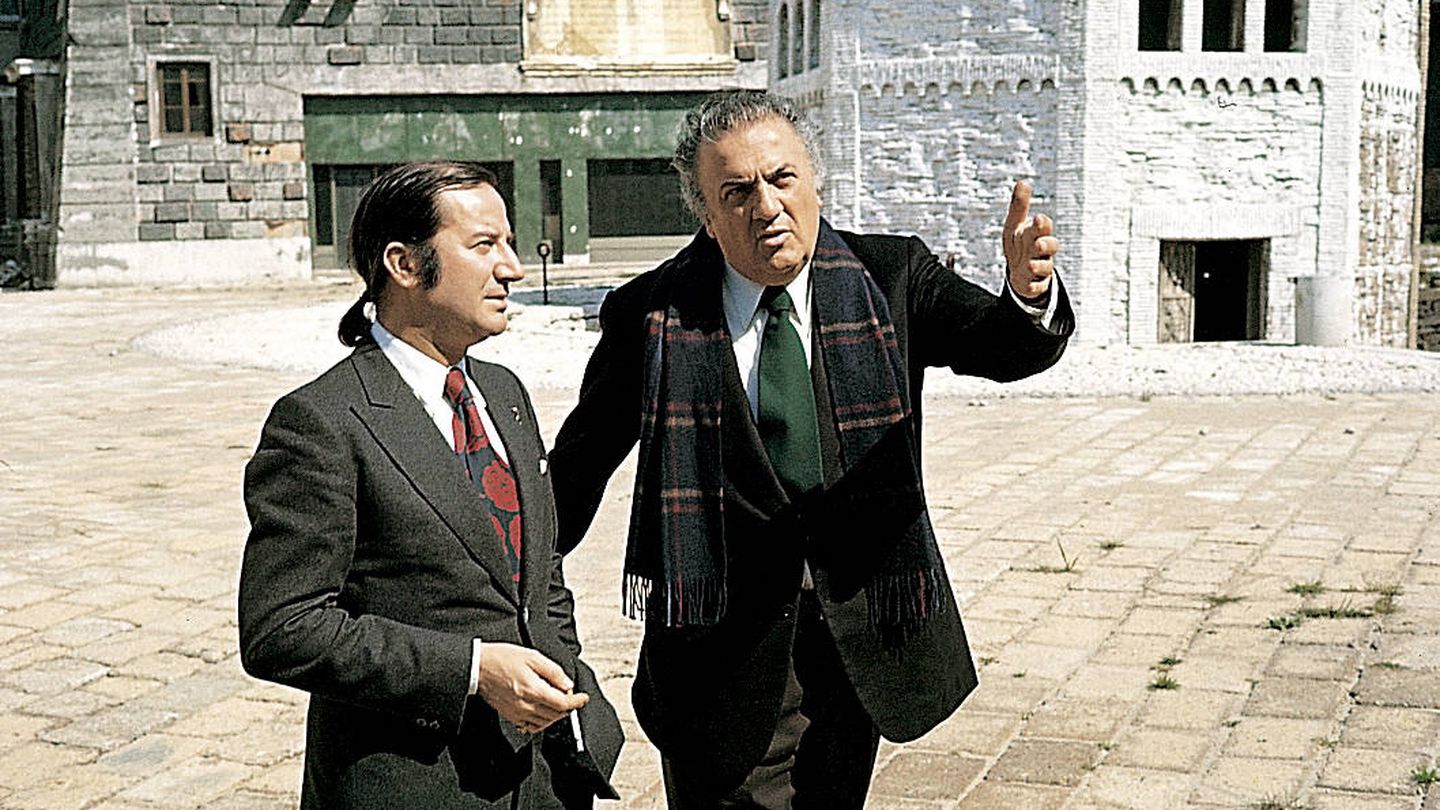 Federico Fellini y Miguel Berrrocal, en los estudios de Cinecittá de Roma, en 1974 (Fundación Berrocal).