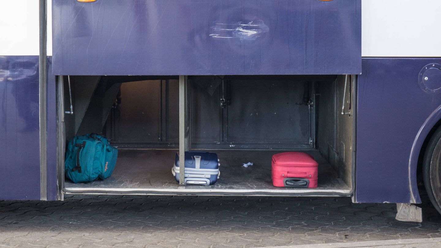 Solo tres maletas en uno de los autobuses interregionales de Albacete. (D.B.)