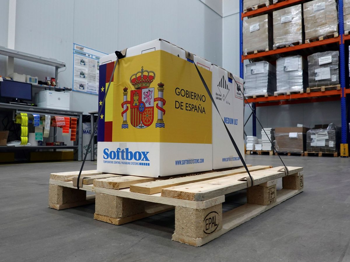 Foto: Foto de la caja con las primeras vacunas llegadas a España. No, Softbox no patrocina al Gobierno de España. (EFE)