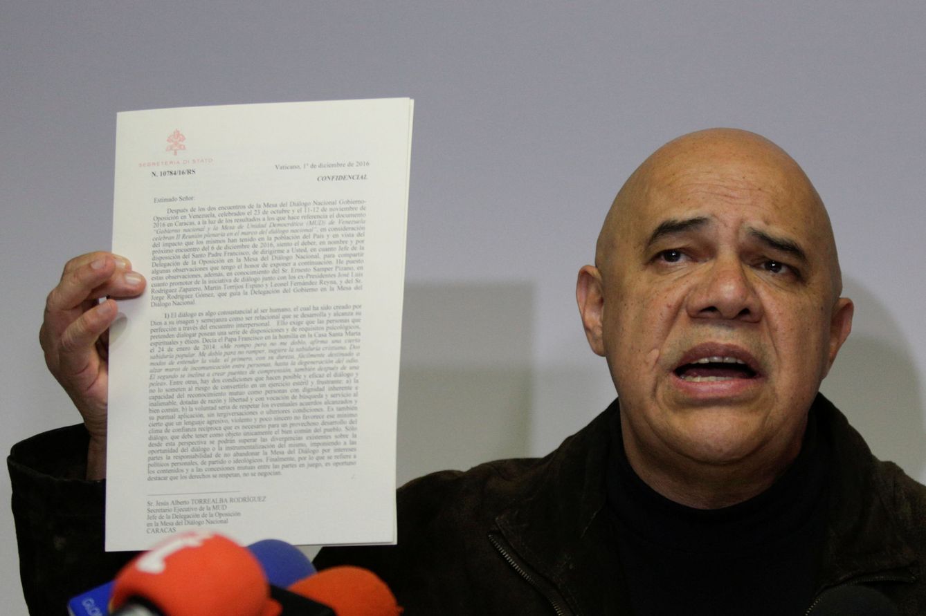 'Chucho' Torrealba, secretario de la MUD, muestra la carta enviada por el Secretario de Estado Vaticano Pietro Parolin pidiendo diálogo en Venezuela, en diciembre de 2016. (Reuters)