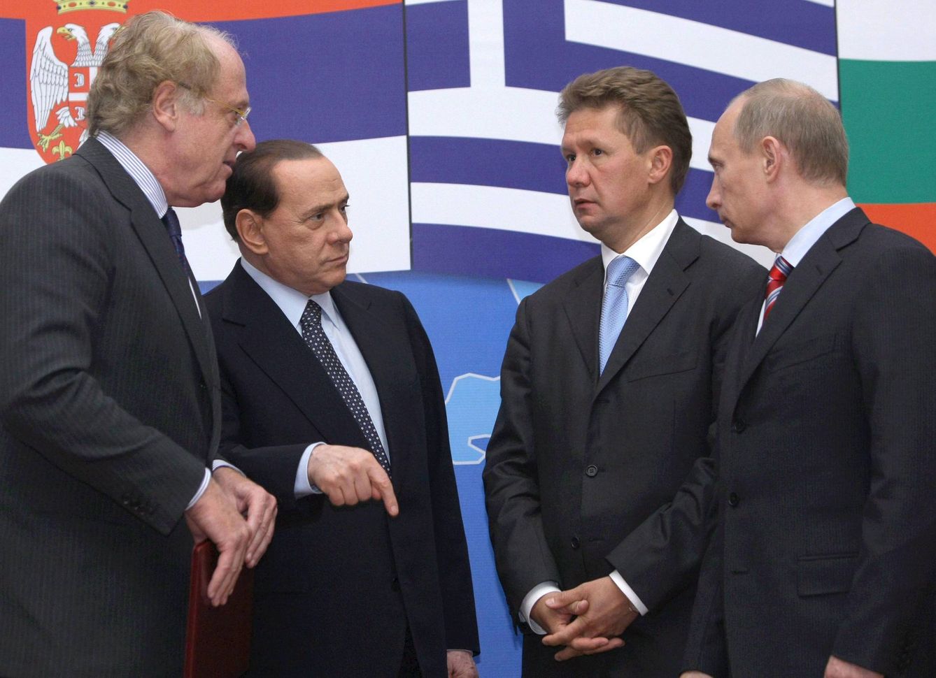 Vladímir Putin (d), Silvio Berlusconi (2i), Paolo Scaroni (i) y Alexey Miller. (EFE/Alexei Nikolsky)