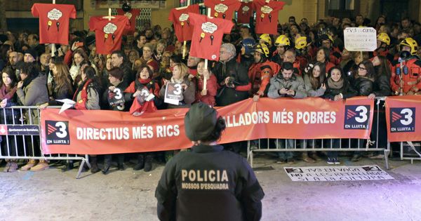 Foto: Imagen de archivo de trabajadores de la televisión públicana catalana, TV3, que protestan por los altos salarios de los directivos. (EFE)