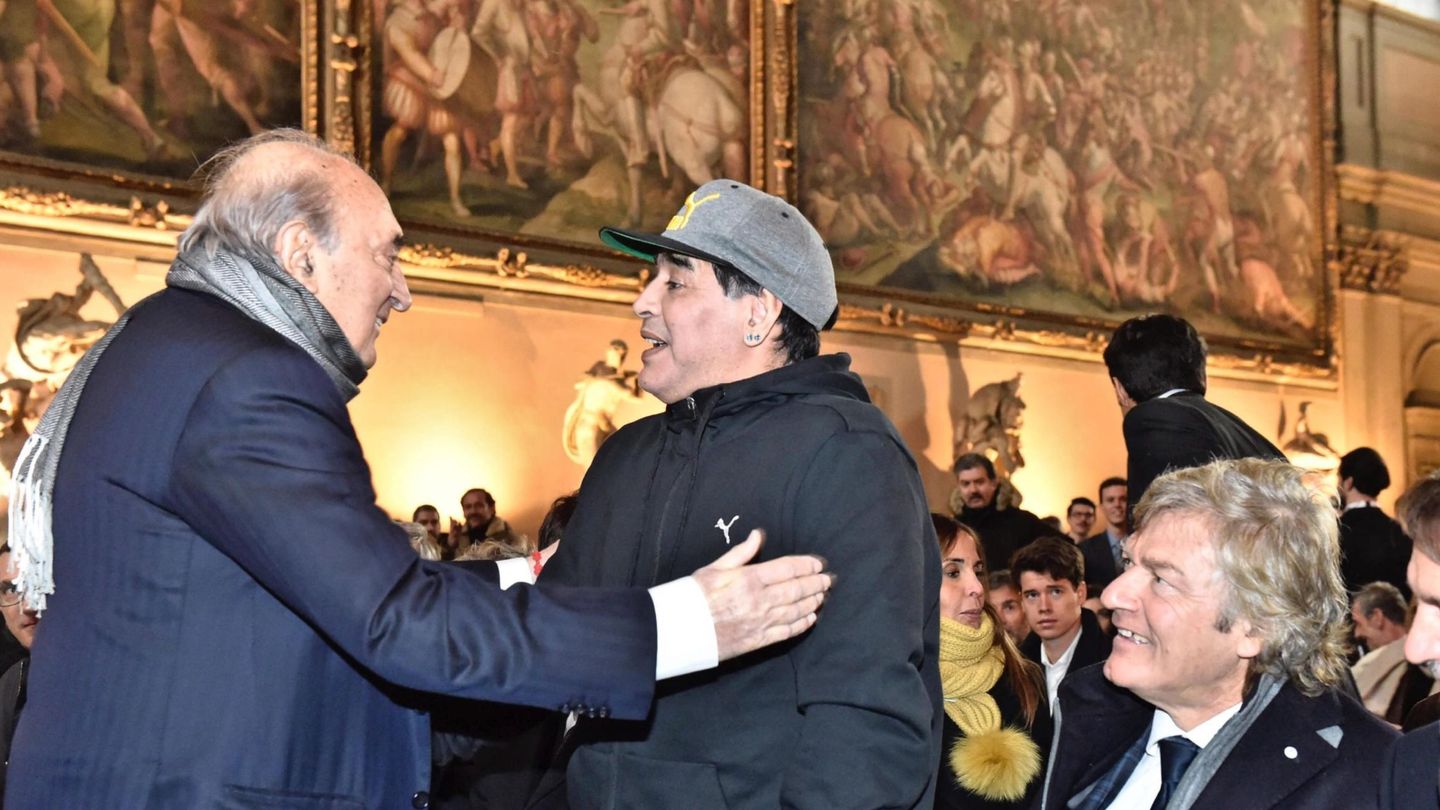 Maradona, junto a Ferliano en su regreso a Nápoles en 2017. (EFE/Giuseppe Mantovani)
