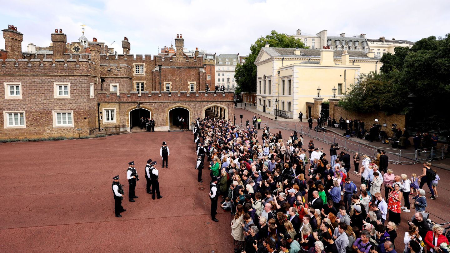 Las multitudes se reúnen frente al Palacio de St. James. (Reuters/Pool/Richard Heathcote)