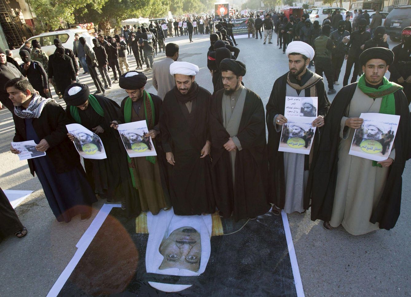 Clérigos de Kerbala pisan una foto del Rey Salmán durante las protestas por la ejecución del chií Nimr Al Nimr en enero de 2016 (Reuters)