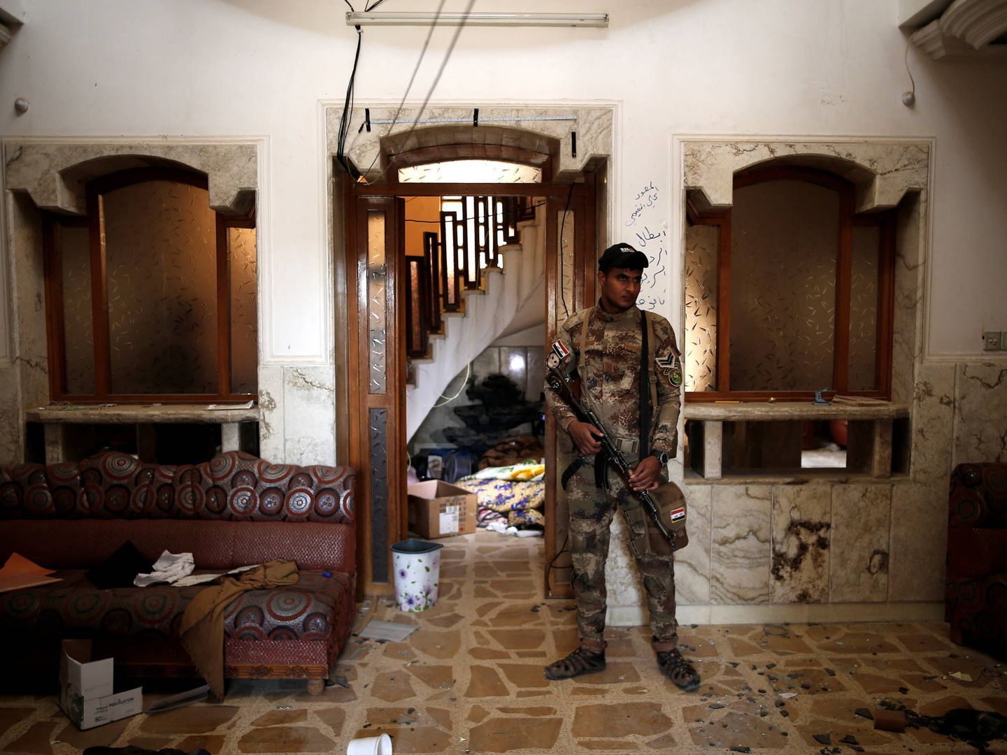 Un efectivo del ejército iraquí dentro de una antigua prisión del ISIS en Mosul, Irak. (Reuters)