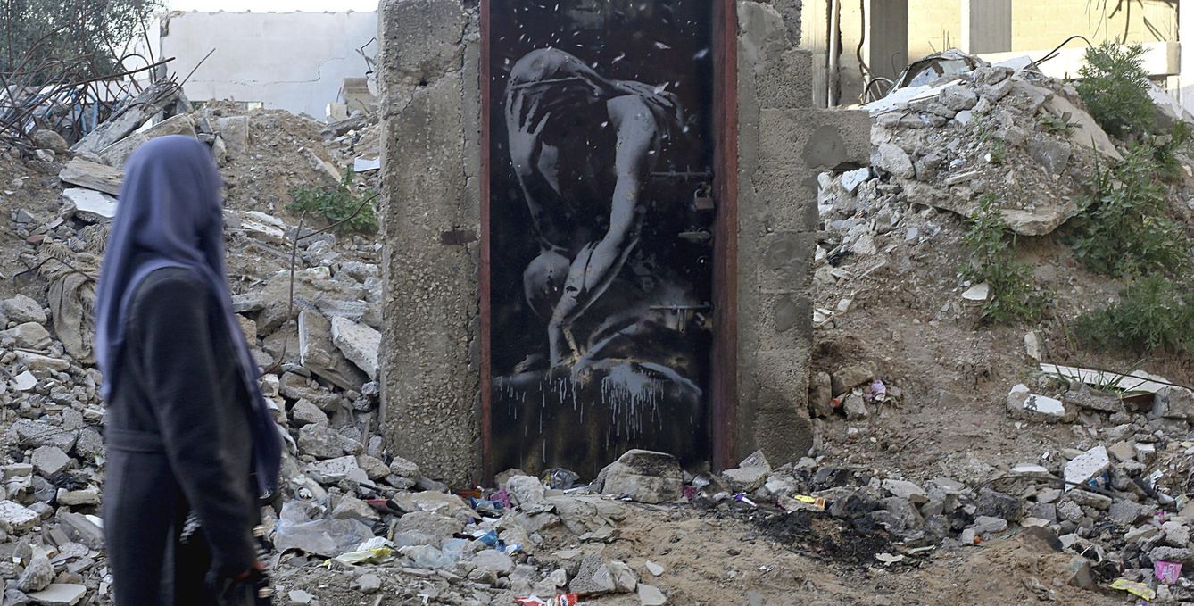 Otra de las obras de Banksy, esta vez en Gaza. (Reuters)