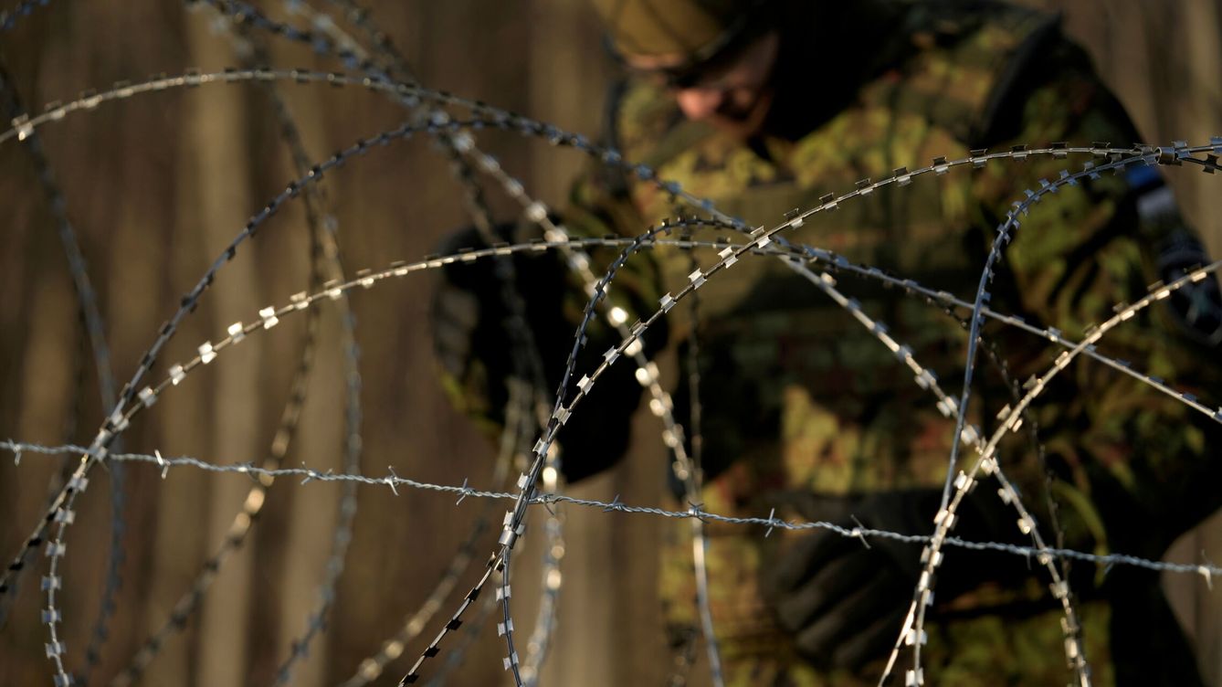 Foto: Reservistas del ejército estonio construyen una alambrada provisional en la frontera con Rusia. (Reuters/Ints Kalnins)